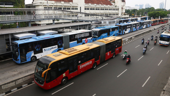 Bus Transjakarta antre di Halte Harmoni