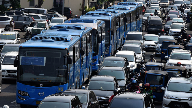 Sejumlah bus Transjakarta melaju di kawasan Pasar Baru, Jakarta