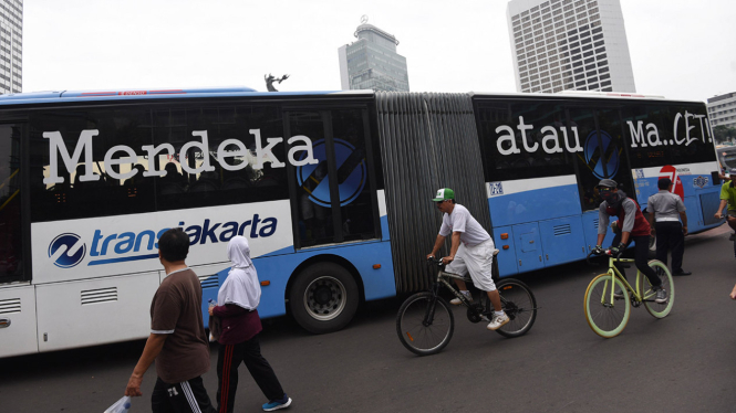 Bus Transjakarta bertuliskan Merdeka Atau Macet melintasi Kawasan Bundaran HI