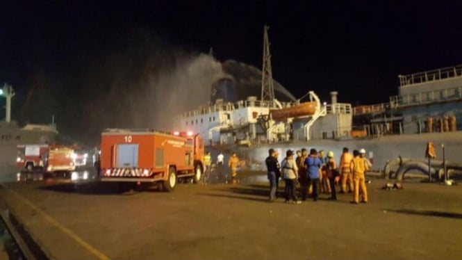 Kapal terbakar di Tanjung Priok