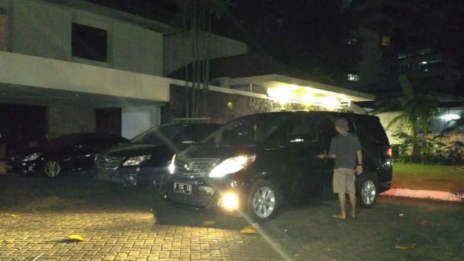 Mobil mewah di rumah dinas Irman Gusman