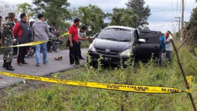 Mobil milik Ketua Komisi A DPR Kabupaten Bener Meriah Syamsul yang dilempari granat pada Sabtu, (17/9/2016). Akibat kejadian ini, anak Syamsul tewas seketika sementara enam lainnya terluka berat.