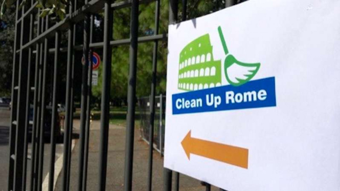 Aksi bersih-bersih Kota Roma Italia