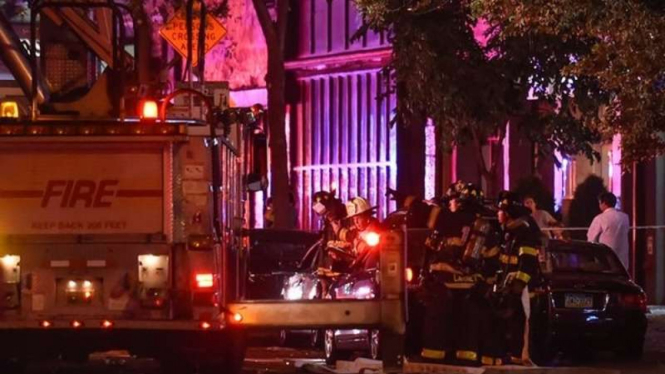 Kepolisian New York melakukan penyelidikan terhadap kejadian ledakan di Kota Manhattan New York, Sabtu (17/9/2016). Dilaporkan 25 orang terluka akibat kejadian ini.