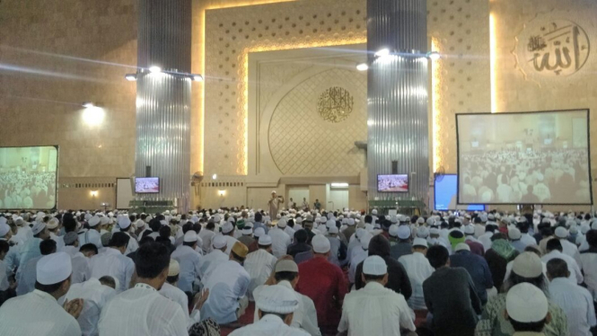 Massa Aliansi Masyarakat Peduli Bangsa melaksanakan istigasah di Masjid Istiqlal