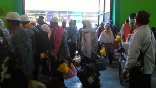Jemaah haji kloter pertama Debarkasi Surabaya tiba di Tanah Air.