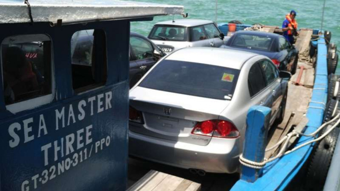 Penyelundupan empat mobil mewah Singapura
