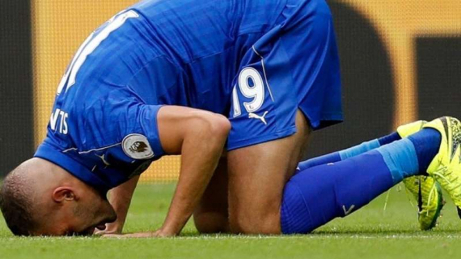 Selebrasi sujud syukur striker Leicester City, Islam Slimani
