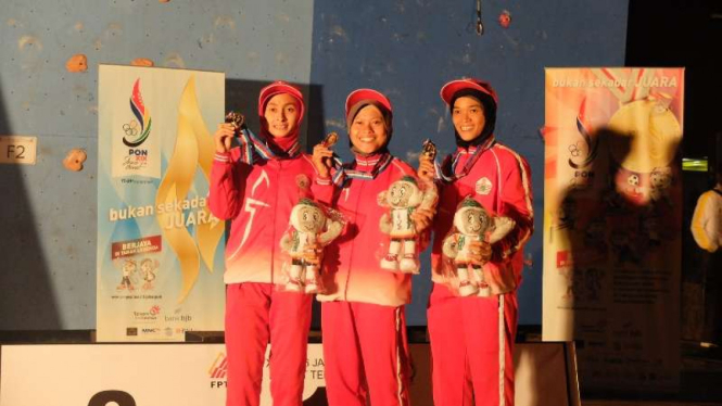 Trio Hijab Panjat Tebing DKI Sabet Emas PON 2016