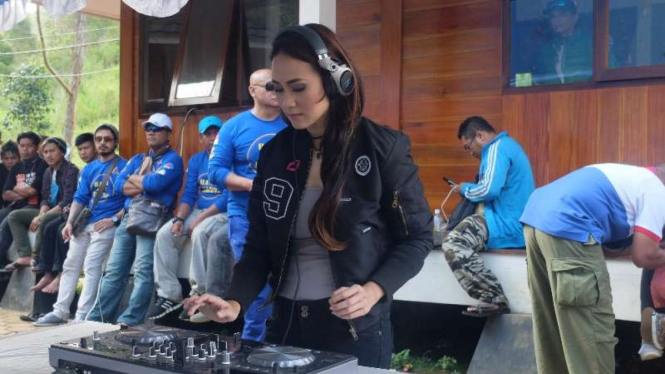DJ cantik, Lovely Genia meriahkan Panjat Tebing PON XIX Jabar 2016