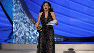 Parade Gaun Panjang yang Memukau di Emmy Awards