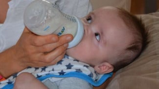 Catat Moms, Ini Tips Dokter agar ASI Perah Aman Buat Si Kecil