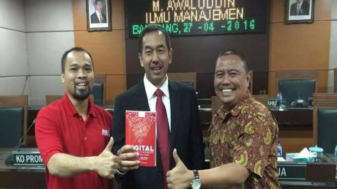 Muhammad Awaluddin (tengah) bersama Editor Buku Digital ChampionShift