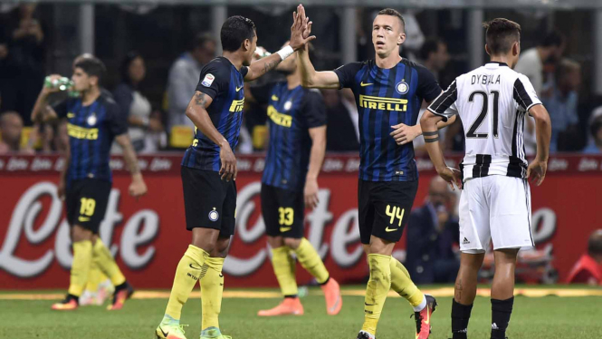 Para pemain Inter Milan melakukan selebrasi gol.