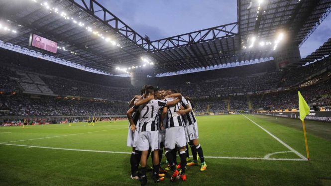 Para pemain Juventus merayakan gol.