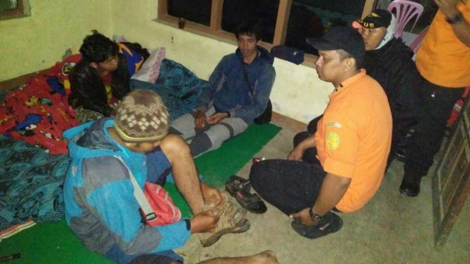 Tim Basarnas Jawa Tengah usai mengevakuasi seorang pendaki gunung asal Jakarta yang pingsan akibat kelelahan saat mendaki Gunung Sumbing, Senin (19/9/2016)