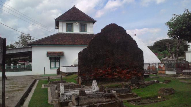 Masjid Al-Hilal atau Masjid Katangka yang terletak di Kabupaten Gowa.