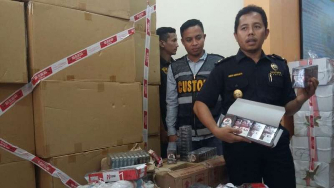 Dirjen Bea dan Cukai Sulawesi menunjukkan salah satu contoh rokok ilegal tanpa pita cukai yang tertangkap di Makassar. Tercatat sepanjang 2016, sudah ada 52 juta batang rokok masuk ke daerah ini, Senin (19/9/2016)