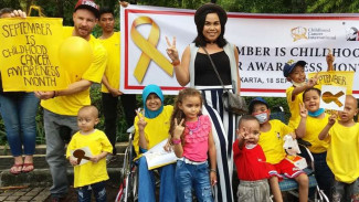Cara Melaney Ricardo Ajarkan Anak Berbagi