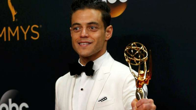 Rami Malek berperan sebagai Freddy Mercury