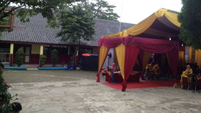Tenda untuk hajatan pernikahan putri mantan pejabat Dinas Pendidikan Kota Depok yang memanfaatkan area SDN Baru 5 Depok pada Jumat-Sabtu, 16-17 September 2016.