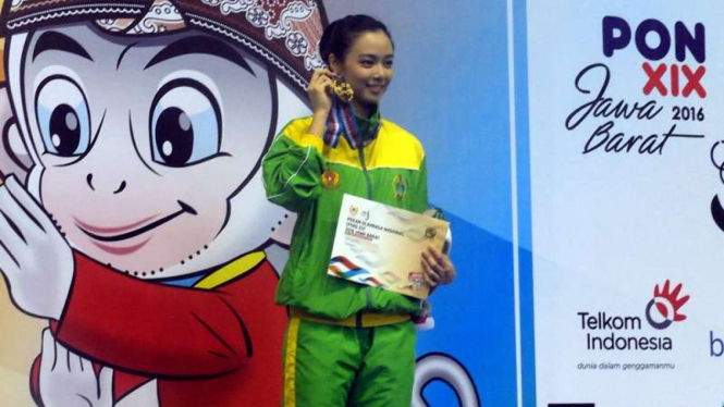 Atlet wushu Indonesia, Lindswell Kwok, meraih medali emas di PON 2016.