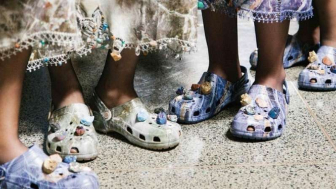 Koleksi Crocs di London Fashion Week