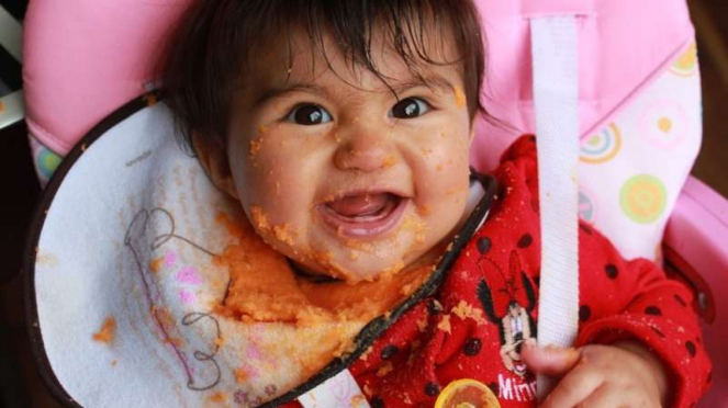 Ilustrasi bayi makan makanan pendamping ASI