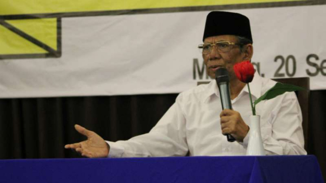 Mantan Ketua Umum Nahdlatul Ulama, Hasyim Muzadi, saat menghadiri temu alumni organisasi Pergerakan Mahasiswa Islam Indonesia Kota Malang pada Selasa, 20 September 2016.