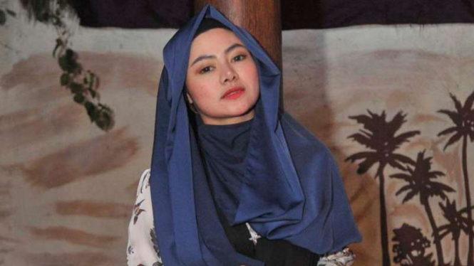 Vitalia Sesha dengan hijab