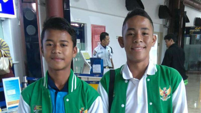 Pemain muda Indonesia, Ardiyanto (kiri), dan Syukran Arabia Samual.