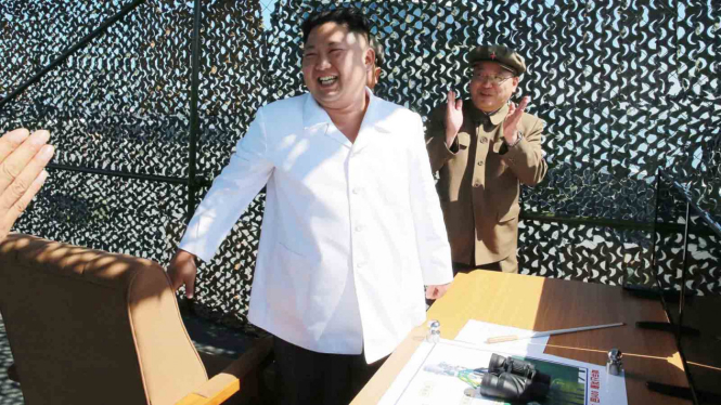 Presiden Korea Utara Kim Jong Un, saat uji coba roket pengangkut satelit.