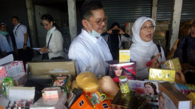 Penggeledahan kosmetik ilegal di Pasar Asemka.
