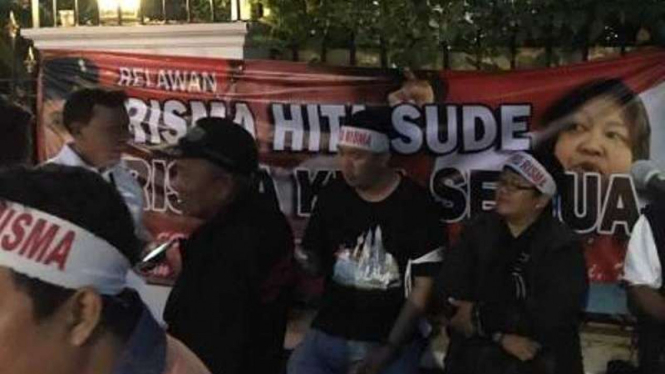 Para pendukung Risma yang hadir di depan DPP PDI Perjuangan, Menteng.