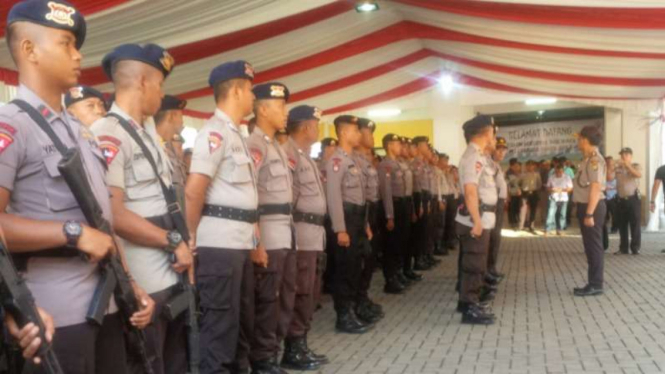 Sejumlah polisi bersiap mengamankan KPU DKI Jakarta, Rabu, 21 September 2016.
