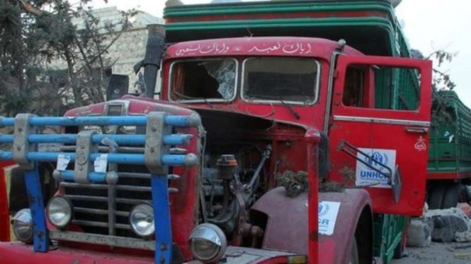 Salah satu truk pengangkut bantuan kemanusiaan yang diserang di Suriah.