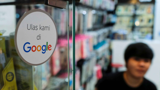 Stiker Google yang dipasang di sebuah toko smartphone di Jakarta.