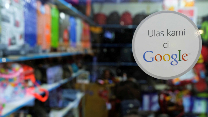 Stiker Google yang dipasang di sebuah toko smartphone di Jakarta, Indonesia.