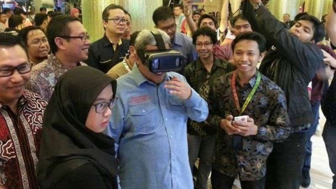 Gubernur Jawa Barat Ahmad Heryawan mencoba VR Telkom-PON.