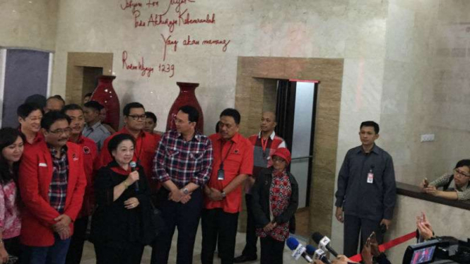 Ketua Umum DPP PDIP Megawati Soekarnoputri dampingi Ahok-Djarot mendafatar ke KPU DKI, Rabu, 21 September 2016. 