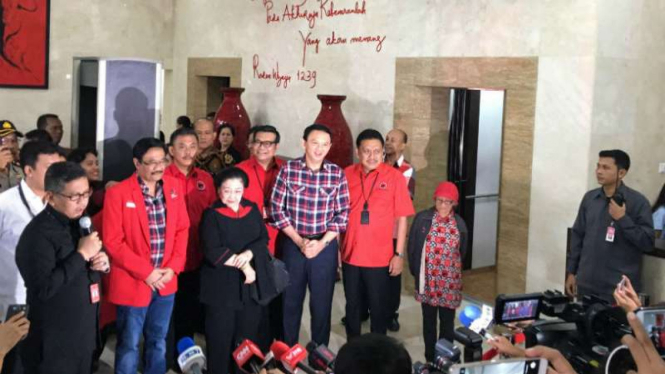 Ketum PDIP Megawati Soekarnoputri dampingi Ahok-Djarot mendafatar ke KPU DKI.