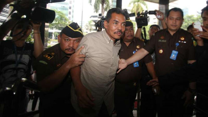 Tersangka Jaksa Penuntut Umum pada Kejaksaan Tinggi Sumatera Barat, Farizal (tengah), dikawal petugas Kejagung saat diantar untuk menjalani pemeriksaan di Gedung KPK, Jakarta, Rabu (21/9/2016)