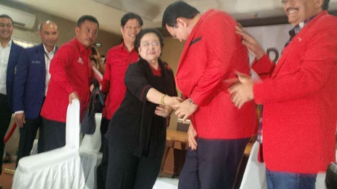 Megawati Soekarnoputri pakaikan jas merah ke Ahok