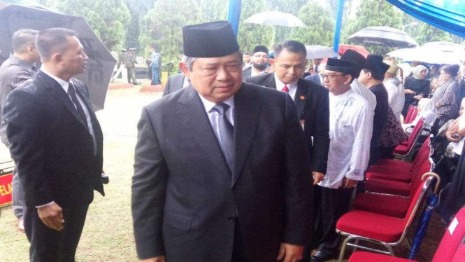 Presiden keenam RI, Susilo Bambang Yudhoyono, menghadiri pemakaman mantan Menteri Agama Maftuh Basyuni di TMP Kalibata, 21 September 2016.