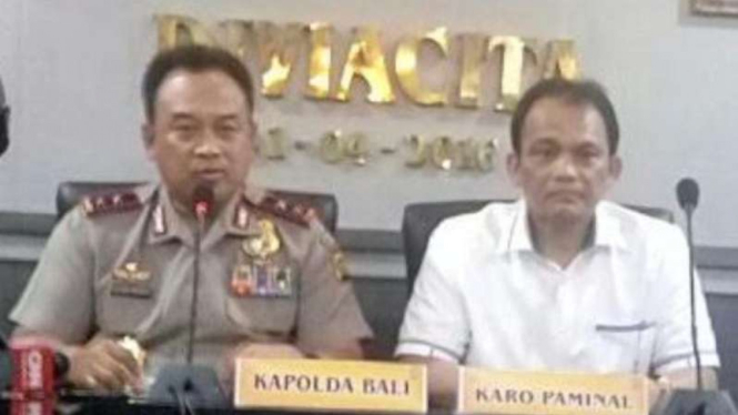 Kapolda Bali Inspektur Jenderal Sugeng Priyanto dan Kepala Biro Pengamanan Internal Mabes Polri, Brigadir Jenderal Anton Wahono, memberi keterangan pers Rabu, 21 September 2016.