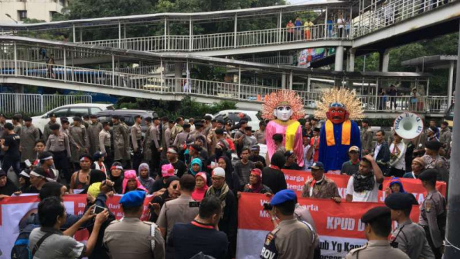 Massa Aliansi Gerakan Masyarakat Jakarta berunjukrasa di depan KPUD DKI.