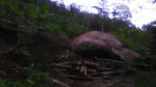 Batu besar dan timbunan tanah yang menutup akses jalur alternatif yang menghubungkan Kabupaten Pangandaran menuju Kota Banjar dan Kabupaten Tasikmalaya, Rabu (21/9/2016)