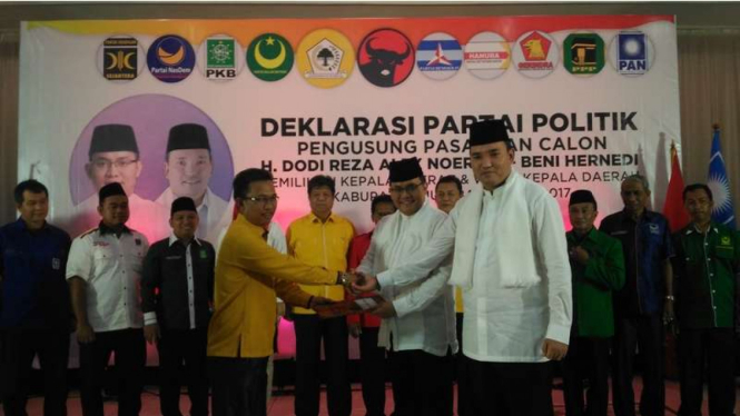 Dodi Reza Alex Noerdin dan Beni Hernedi saat menerima Deklarasi dukungan 11 partai, untuk pencalonan di Pilkada serentak di Kabupaten Musi Banyuasin tahun 2017, Rabu (21/9/2016)