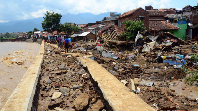 Banjir bandang di Garut, Jawa Barat.