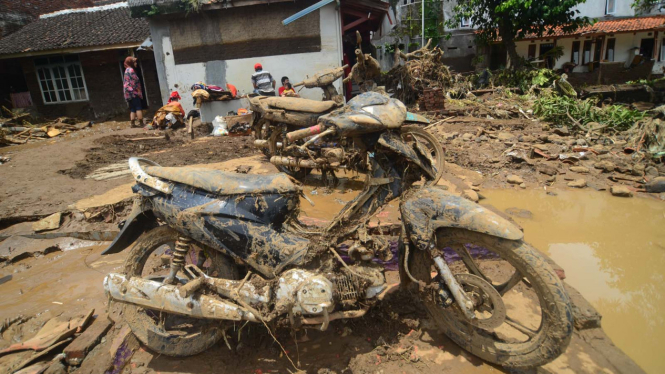 Kendaraan milik warga yang terseret banjir bandang di Kabupaten Garut Jawa Barat, Rabu (21/9/2016)